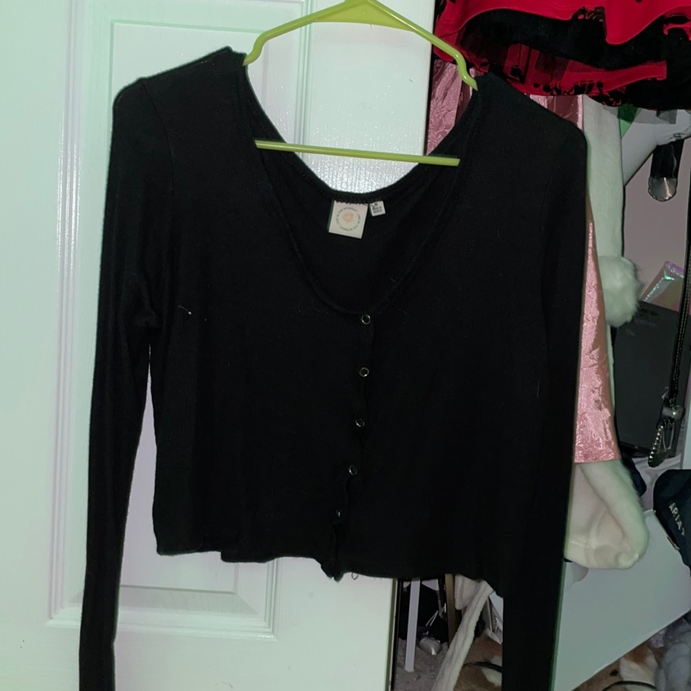 live in the moment black cropped button down shirt